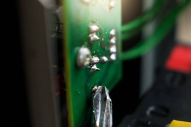 Tornavida ve cıvatalı elektronik devre kartı arkaplanını kapat