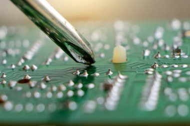 Tornavida ve cıvatalı elektronik devre kartı arkaplanını kapat