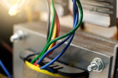 Makro fiber optik kablo. Elektronik teknisyen kavramı