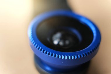 Kırmızı arkaplanda akıllı telefon için ek bir lens