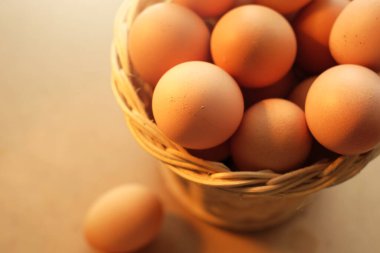 Tahta bir masada tavuk yumurtası sepeti.