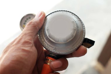 Mutfağa gaz kontrolü yapan birinin yakınına..