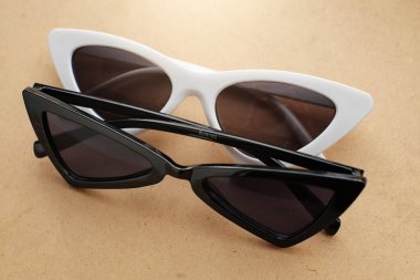 Modern siyah beyaz gözlükler.