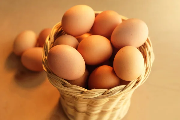 Tahta Bir Masada Tavuk Yumurtası Sepeti — Stok fotoğraf
