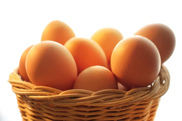 Tahta Bir Masada Tavuk Yumurtası Sepeti — Stok fotoğraf
