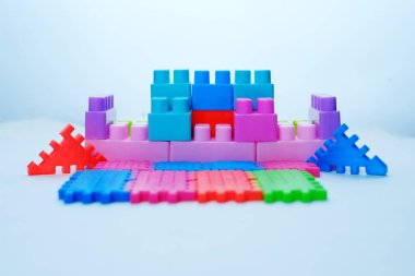 Çocuk oyuncağı plastik yapı taşları. Çocuk oyuncaklarının sökülmesi