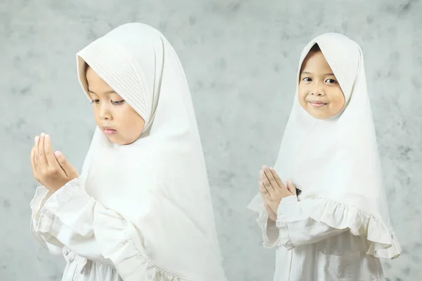 Potret Seorang Gadis Muslim Indonesia Kecil Dengan Pakaian Tradisional Berdoa — Stok Foto