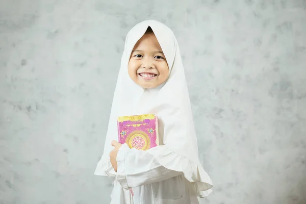 Potret Seorang Gadis Muslim Indonesia Dengan Pakaian Tradisional Memegang Quran — Stok Foto