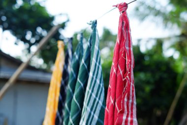 Kurutma makinesinde asılı renkli paçavralar.