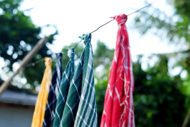 Kurutma makinesinde asılı renkli paçavralar.