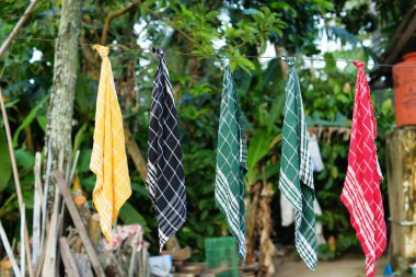 Kurutma makinesinde asılı renkli paçavralar.