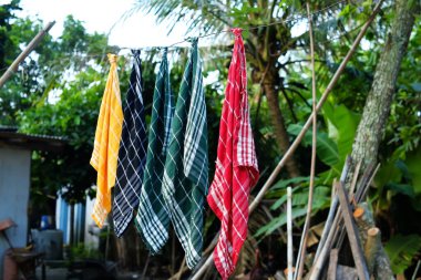 Kurutma makinesinde asılı renkli paçavralar.