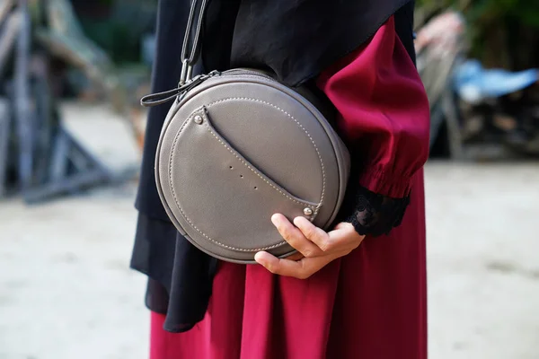 Χέρι Μιας Γυναίκας Κρατά Μια Γκρι Τσάντα Νάρθηκα — Φωτογραφία Αρχείου