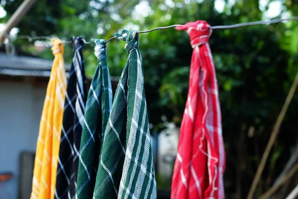 Kurutma makinesinde asılı renkli paçavralar.