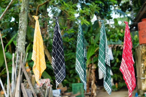 Kurutma makinesinde asılı renkli paçavralar.