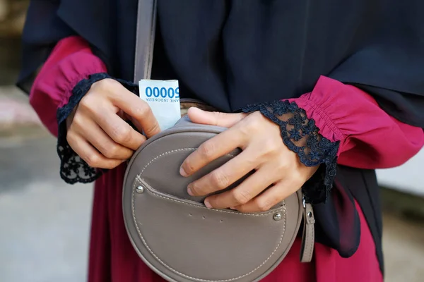 Χέρι Μιας Γυναίκας Παίρνει Χαρτονομίσματα Από Μια Τσάντα Νάρθηκα — Φωτογραφία Αρχείου