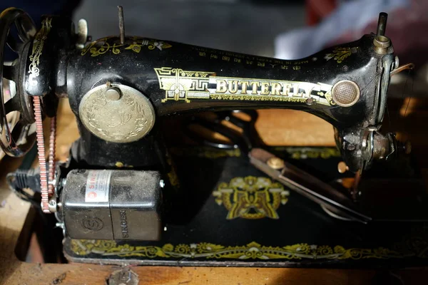 Lampung, Endonezya, 19 Nisan 2022: Klasik elle dikiş makinesinin üst görünümü