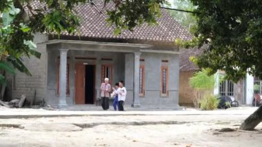 Lampung, Endonezya 12 Nisan 2022: Endonezyalı kırsal çocuklar öğleden sonra yürüyerek Kur 'an' a giderler