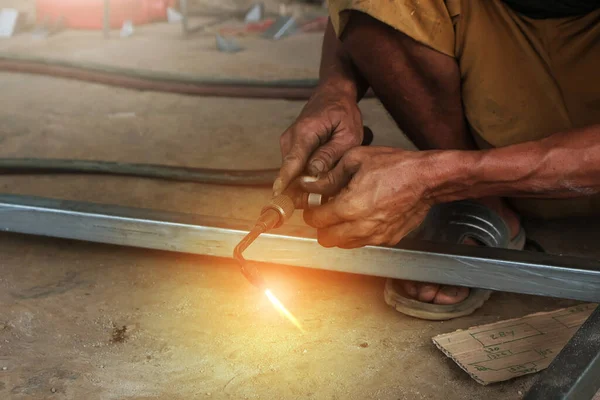 Erkek kaynakçı çelik çerçeve inşaatı yapıyor.