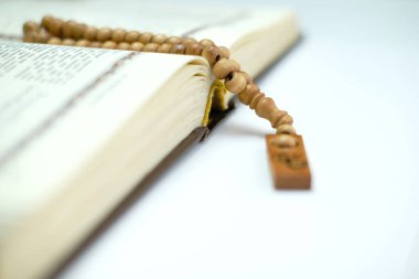 Müslümanların Kutsal Kitabı Kuran üzerine İslam Tasbih Ramazan 'da bu kutsal kitaptan daha fazla okuyacak. Ramazan kavramı