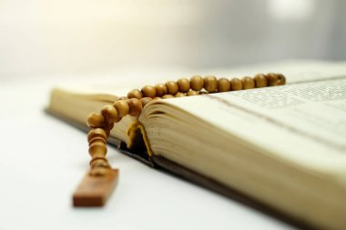Müslümanların Kutsal Kitabı Kuran üzerine İslam Tasbih Ramazan 'da bu kutsal kitaptan daha fazla okuyacak. Ramazan kavramı