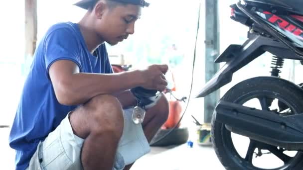 Lampung Indonesien April 2022 Ein Asiatischer Mann Repariert Einer Motorradwerkstatt — Stockvideo
