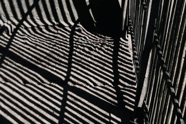 Sert ve zıt gölgelerle soyut arkaplan