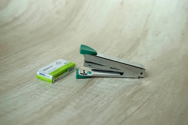 Lampung Indonesia May 2022 Green Stapler Staples Isolated Wooden Background — Zdjęcie stockowe