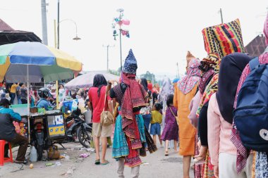 Lampung, Endonezya Mayıs 06: 2022: Sekura partisinin geleneği, yüzü süsleyen ahşap veya kumaştan yapılmış bir yüz kaplamasıdır. Sekura, Batı Lampung kökenli bir maske sanatı türüdür..