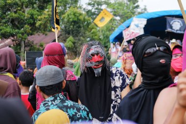 Lampung, Endonezya Mayıs 06: 2022: Sekura partisinin geleneği, yüzü süsleyen ahşap veya kumaştan yapılmış bir yüz kaplamasıdır. Sekura, Batı Lampung kökenli bir maske sanatı türüdür..