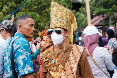 Lampung, Endonezya Mayıs 06: 2022: Sekura partisinin geleneği, yüzü süsleyen ahşap veya kumaştan yapılmış bir yüz kaplamasıdır. Sekura, Batı Lampung kökenli bir maske sanatı türüdür..