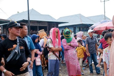 Lampung, Endonezya Mayıs 06: 2022: Sekura partisinin geleneği, yüzü süsleyen ahşap veya kumaştan yapılmış bir yüz kaplamasıdır. Sekura, Batı Lampung kökenli bir maske sanatı türüdür..