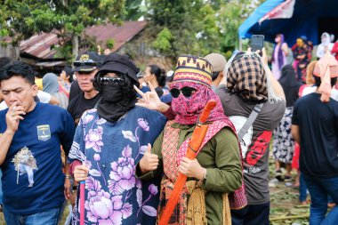 Lampung, Endonezya Mayıs 06: 2022: Sekura partisinin geleneği, yüzü süsleyen ahşap veya kumaştan yapılmış bir yüz kaplamasıdır. Sekura, Batı Lampung kökenli bir maske sanatı türüdür..