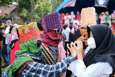 Lampung, Endonezya Mayıs 06: 2022: Sekura partisinin geleneği, yüzü süsleyen ahşap veya kumaştan yapılmış bir yüz kaplamasıdır. Sekura, Batı Lampung kökenli bir maske sanatı türüdür..
