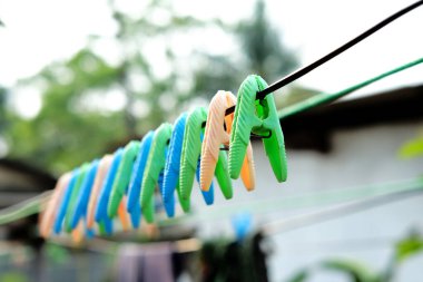 İpin üzerindeki renkli mandalların düzenlenmesi.