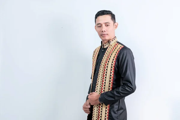 具有不同情绪的迷人的亚洲男人 身穿印度尼西亚兰榜特有的编织组合服装 — 图库照片