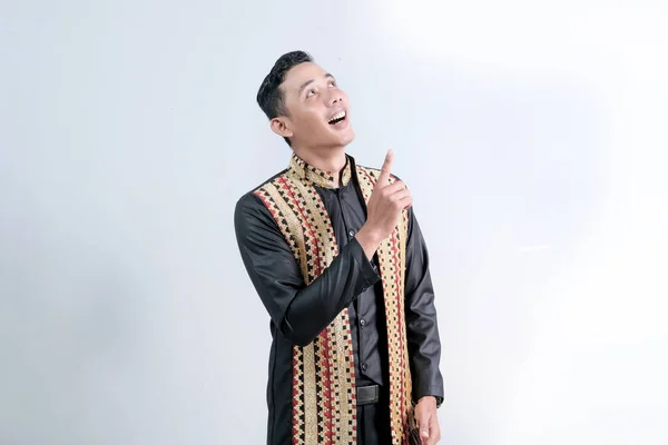 具有不同情绪的迷人的亚洲男人 身穿印度尼西亚兰榜特有的编织组合服装 — 图库照片