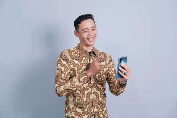 Asiatischer Mann Mit Smartphone Batikhemd — Stockfoto