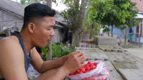 令人惊讶的哇 年轻的亚洲男人在欣赏一个玫瑰苹果 — 图库视频影像