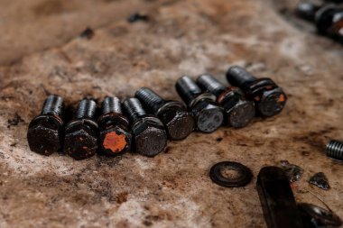 Makine atölyesinde fındık ve cıvatalar