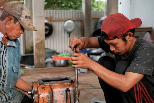 Lampung Indonezja Czerwca 2022 Mechanik Naprawia Zepsutą Skrzynię Biegów Warsztacie — Zdjęcie stockowe