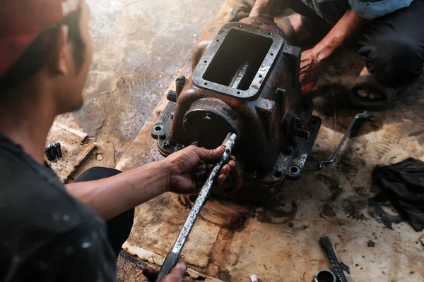 Asiatisk Man Hand Arbetar Verkstad Reparation Fordon Verktygsmaskiner — Stockfoto