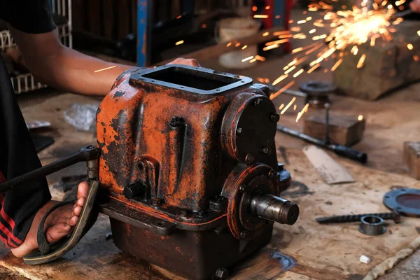 Asiatisk Man Hand Arbetar Verkstad Reparation Fordon Verktygsmaskiner — Stockfoto