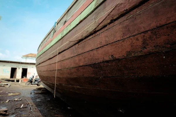 Velho Barco Pesca Reparação Cais — Fotografia de Stock