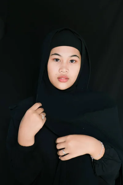 Portret Van Een Mooie Jonge Moslimvrouw Hijab Met Een Lachend — Stockfoto