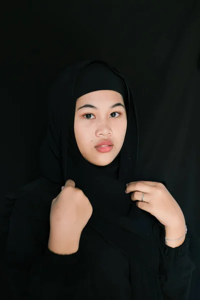 Portret Van Een Mooie Jonge Moslimvrouw Hijab Met Een Lachend — Stockfoto