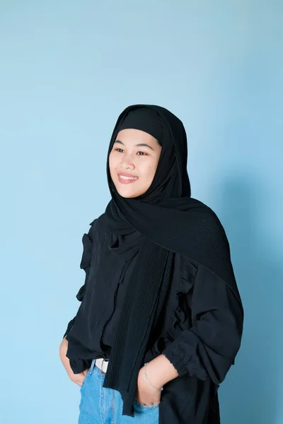 Portrait Beautiful Young Muslim Woman Hijab Smiling Face Isolated Black — Stock Photo, Image