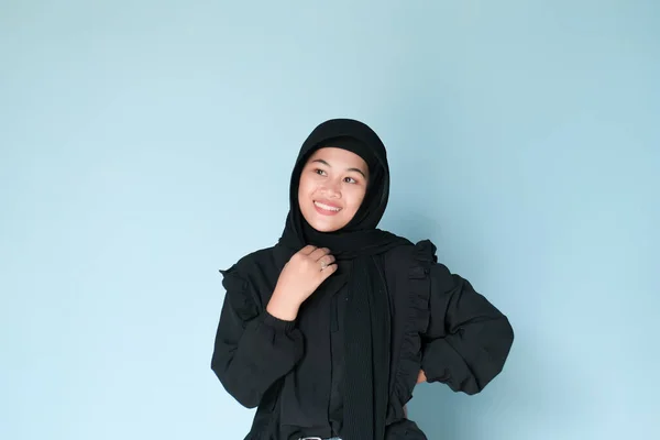 Mujer Musulmana Expresión Usando Hijab Fondo Azul Claro Sesión Estudio —  Fotos de Stock