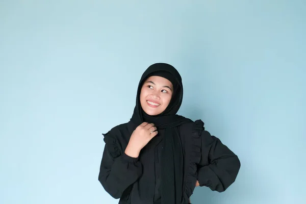 Мусульманское Выражение Лица Женщины Хиджабе Светло Голубом Фоне Студийная Съемка — стоковое фото