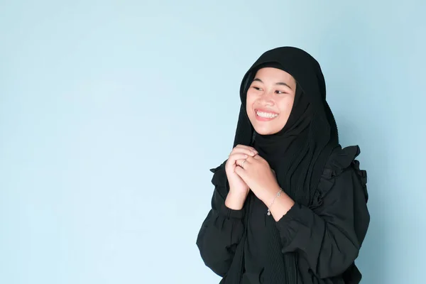 幸せな表現の美しいですアジアの女の子でHijabでザ黒シャツ上のライトブルーの背景 — ストック写真